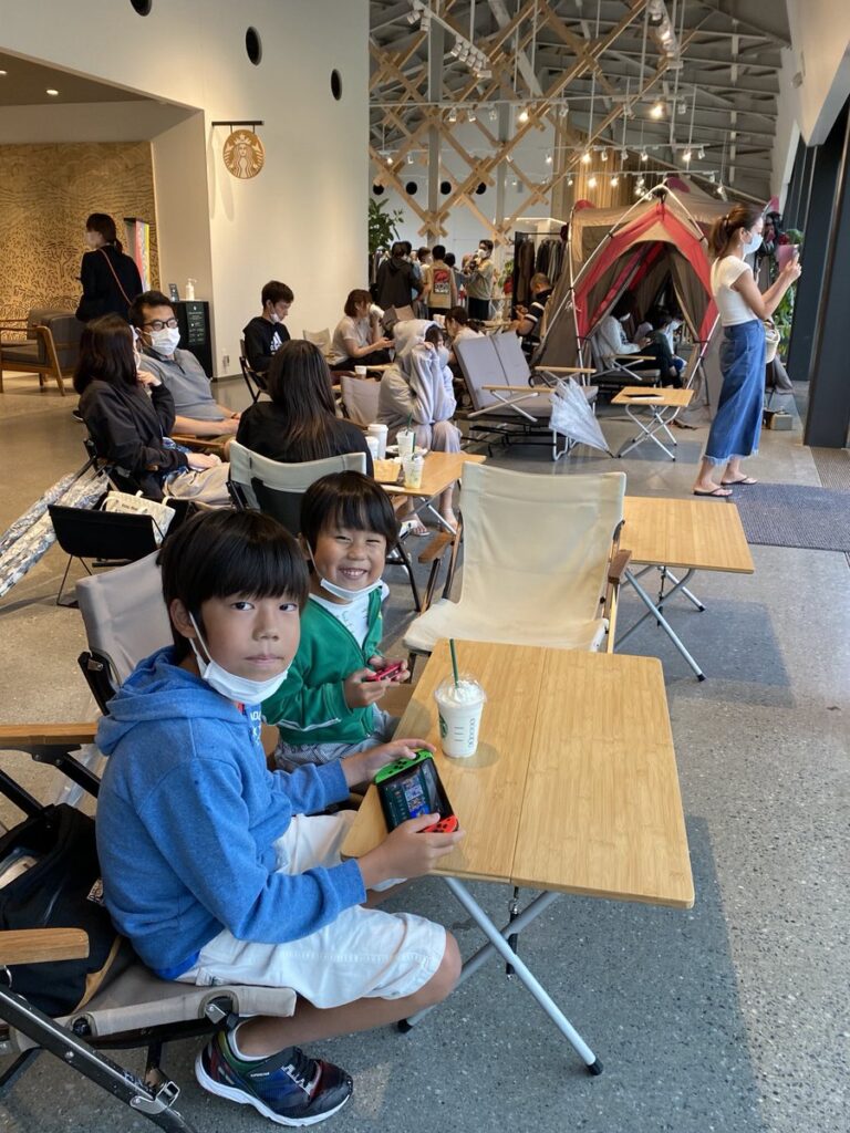 snow peak LAND STATION HAKUBA内のスタバ