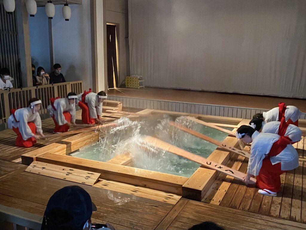 熱乃湯の湯もみと踊りショー