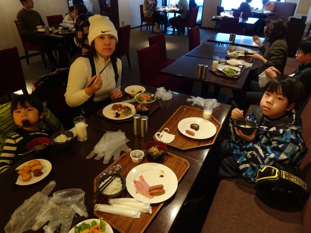 【ニセコ子連れスキー】ニセコビレッジスキー場で子供たちが初めてのスキーデビュー！