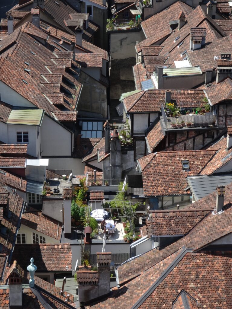 ベルン大聖堂から見下ろす旧市街の屋根とルーフバルコニー