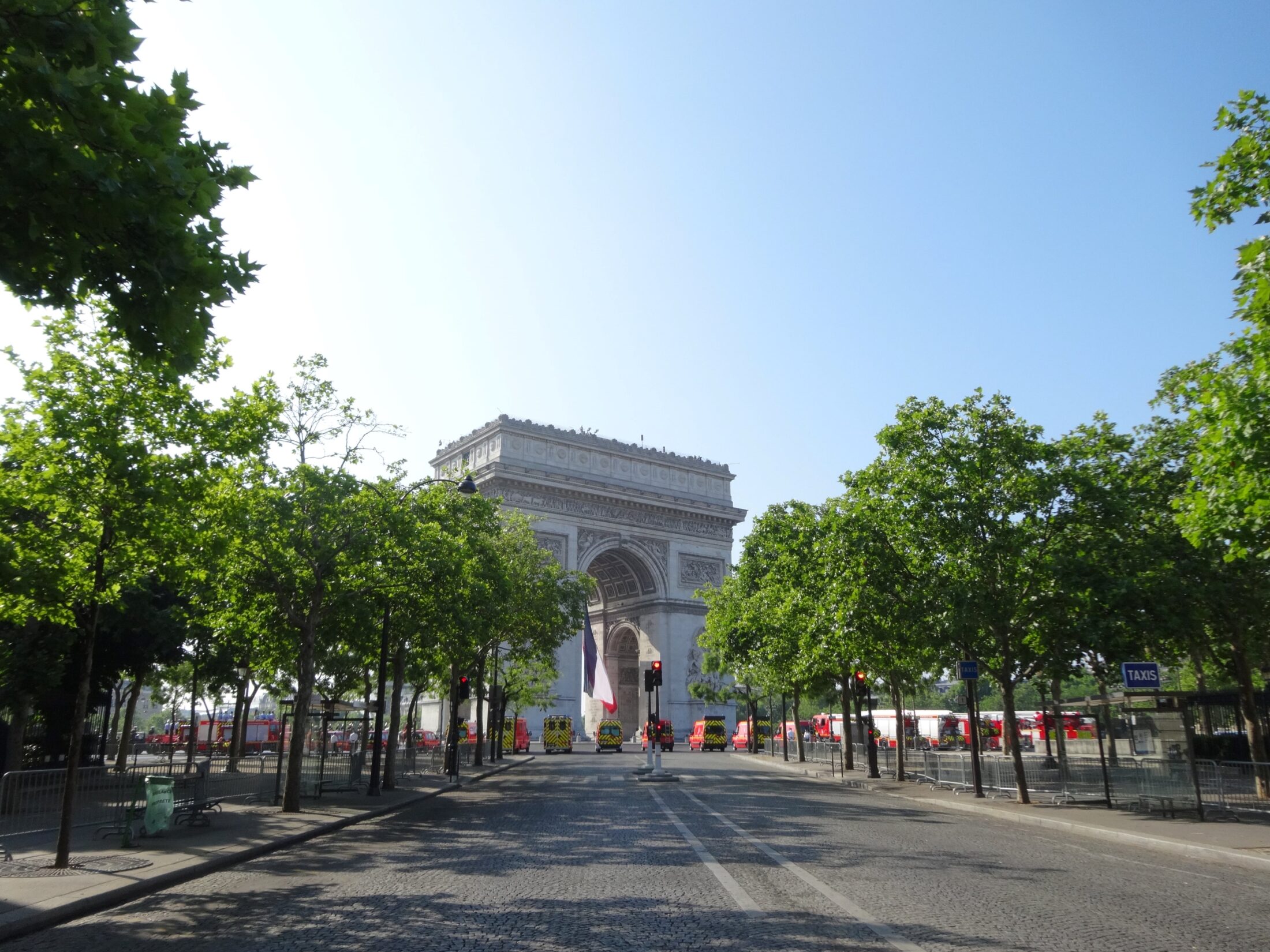 フランス革命記念日の朝のエトワール凱旋門