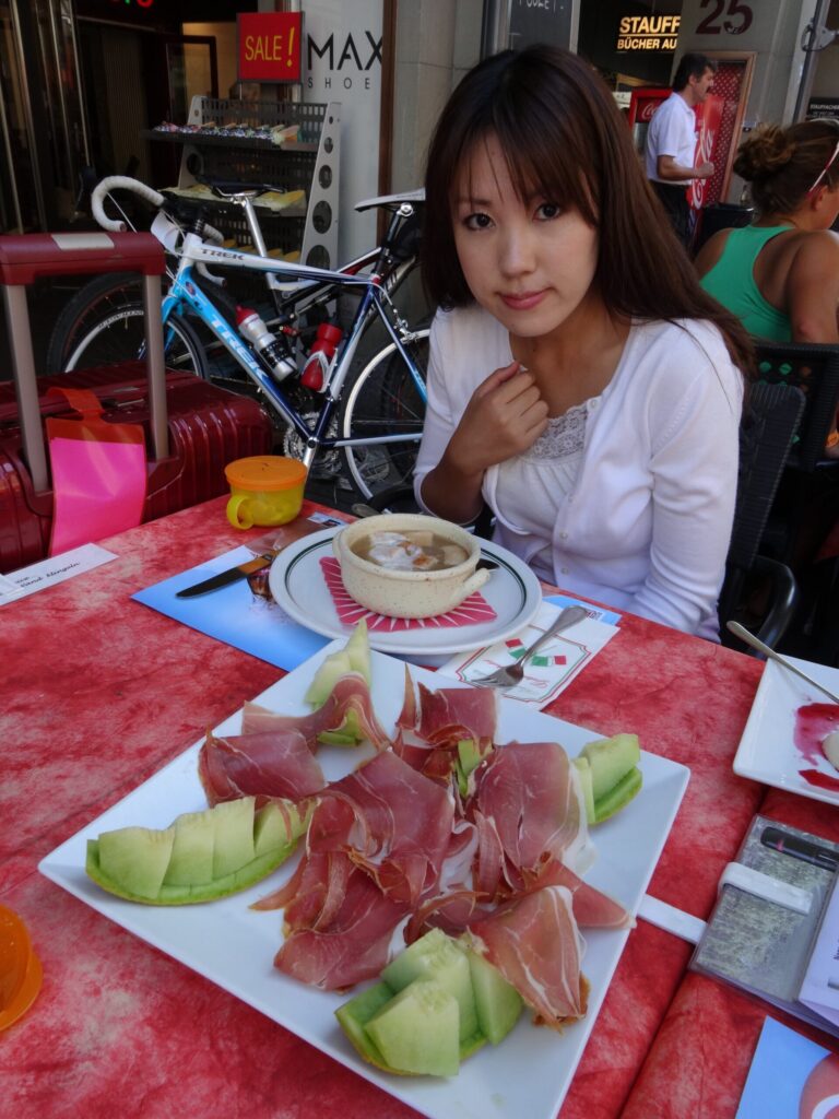ベルンのテラス席で食べた生ハムとメロン