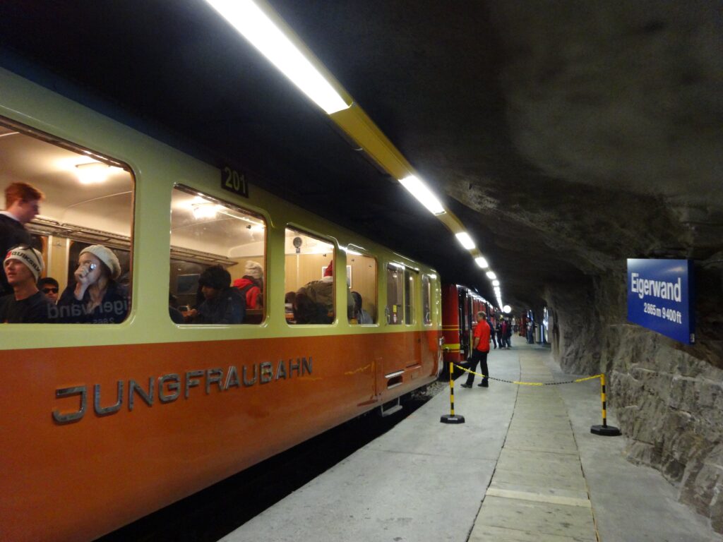 ユングフラウ鉄道に乗り込んで、いざヨーロッパ鉄道最高地点、標高3454mのユングフラウヨッホへ