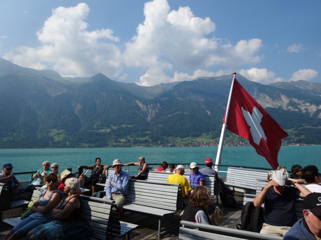 ブリエンツからインターラーケン・オスト駅までブリエンツ湖遊覧