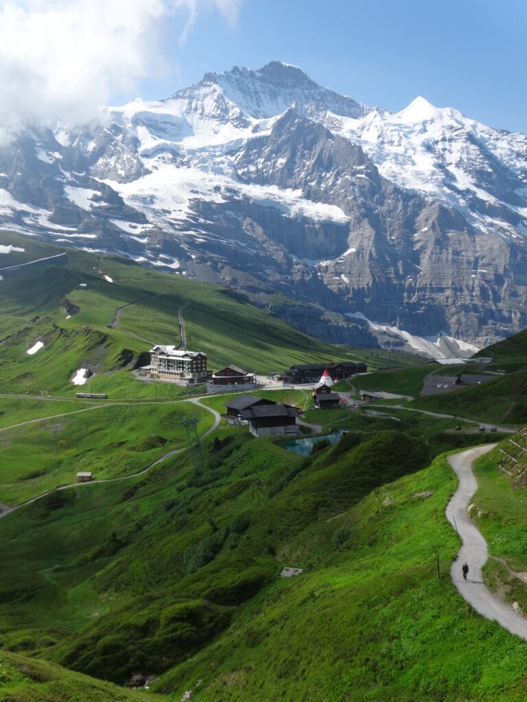 雄大なユングフラウをバックに、クライネ・シャイデック（Kleine Scheidegg）が見えてきた