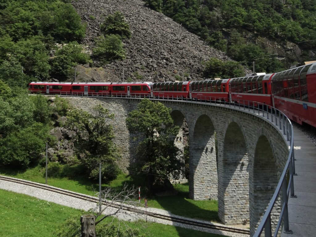 世界遺産レーティッシュ鉄道の名物「ブルージオのループ橋」を通過するベルニナ急行