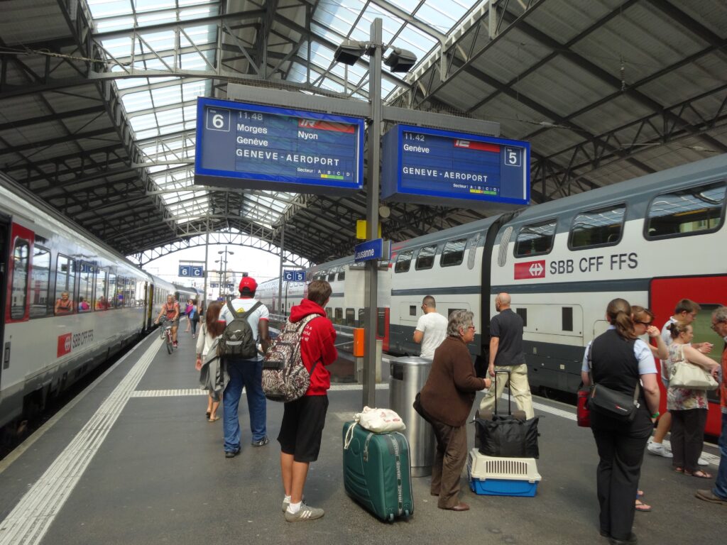 ベルン中央駅からラヴォー地区・ジュネーブへ向かうスイス鉄道旅行