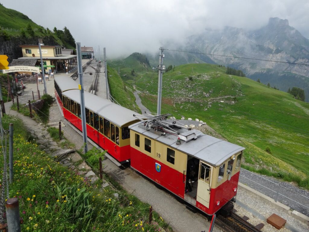 シーニゲ・プラッテへ向かう赤と黄色の登山列車