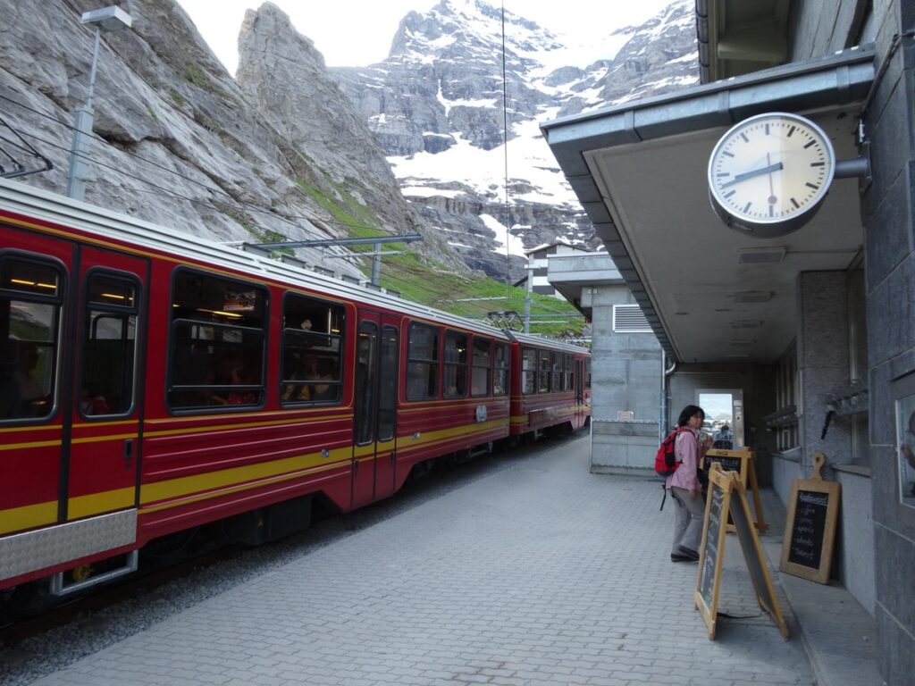 登山鉄道で向かうアイガーグレッチャー駅