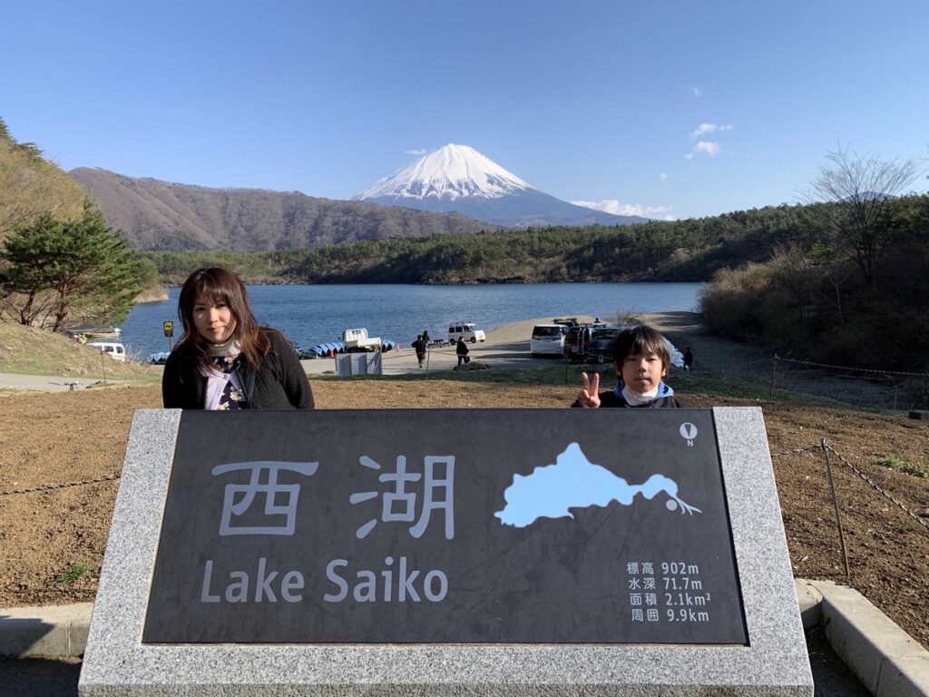 鳴沢氷穴から西湖へ向かう山梨観光