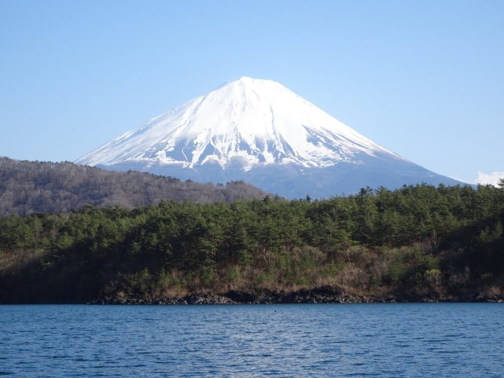 西湖から望む雄大な富士山