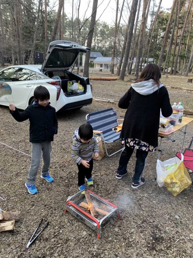 森と湖の楽園での焚き火準備