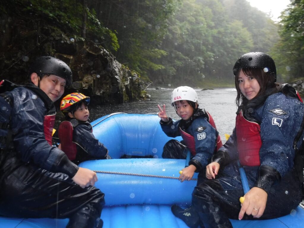 土砂降りの中での川遊び
