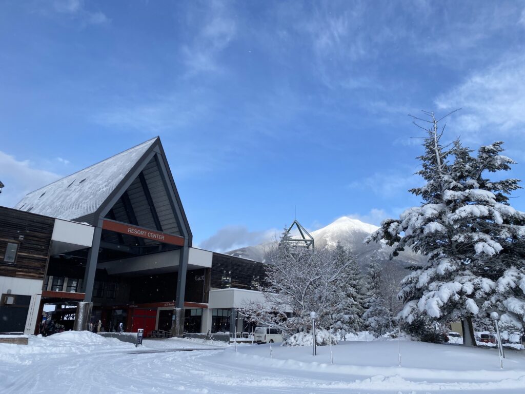アルツ磐梯から望む「磐梯山」｜見る場所で全く違う山の姿