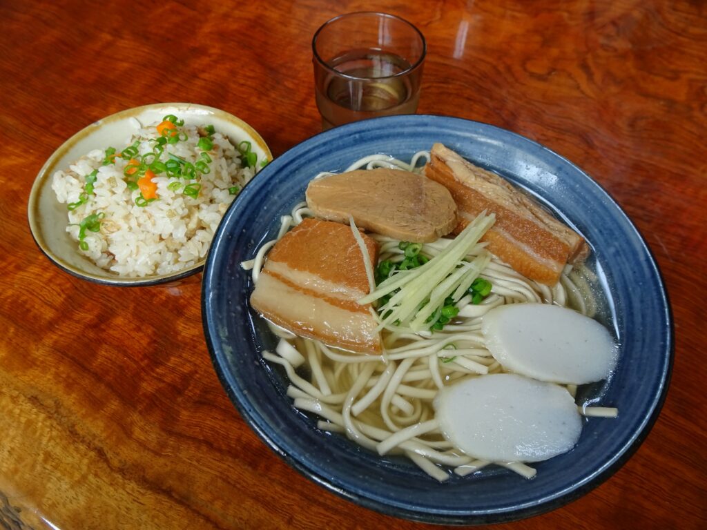 人気の沖縄そば店「首里そば」