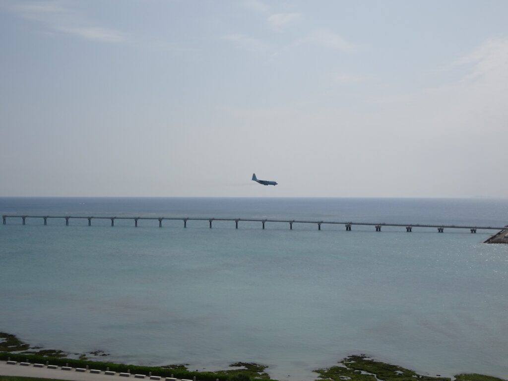 那覇空港近くの人気宿「琉球温泉 瀬長島ホテル」：客室露天風呂からは、子供が喜ぶ飛行機ビュー！