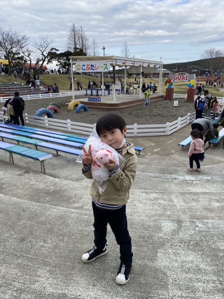 こぶたのレースで勝利したハッピーファーマー