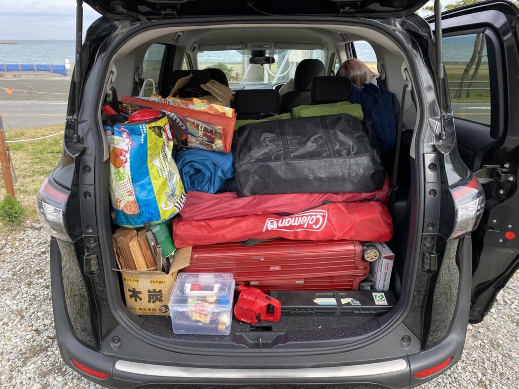海釣り体験前に撤収するキャンプ荷物