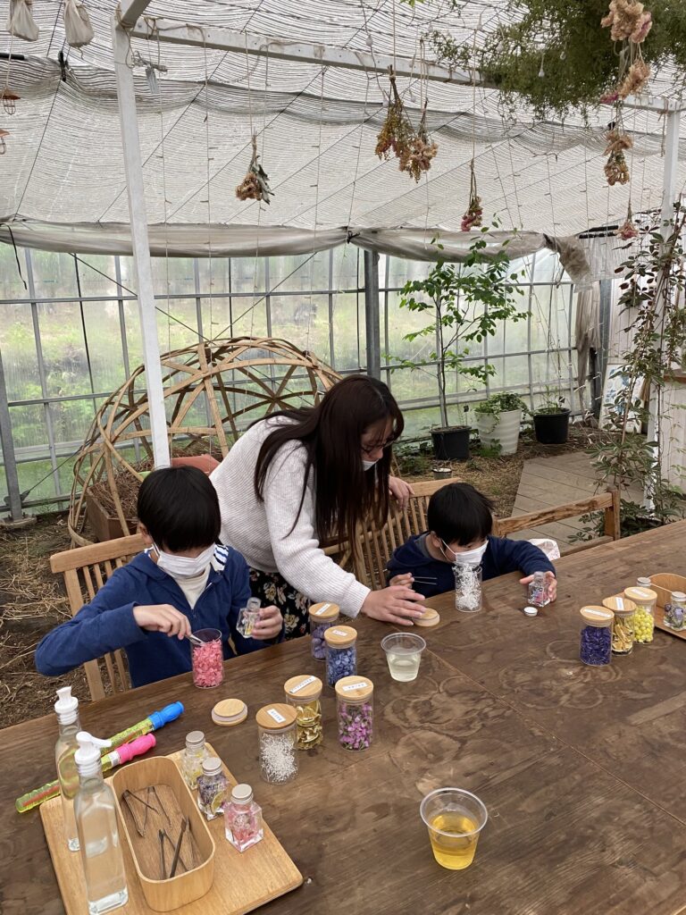リゾナーレ那須でのアクティビティ～アグリガーデンでの「ハーブハーバリウム作り」