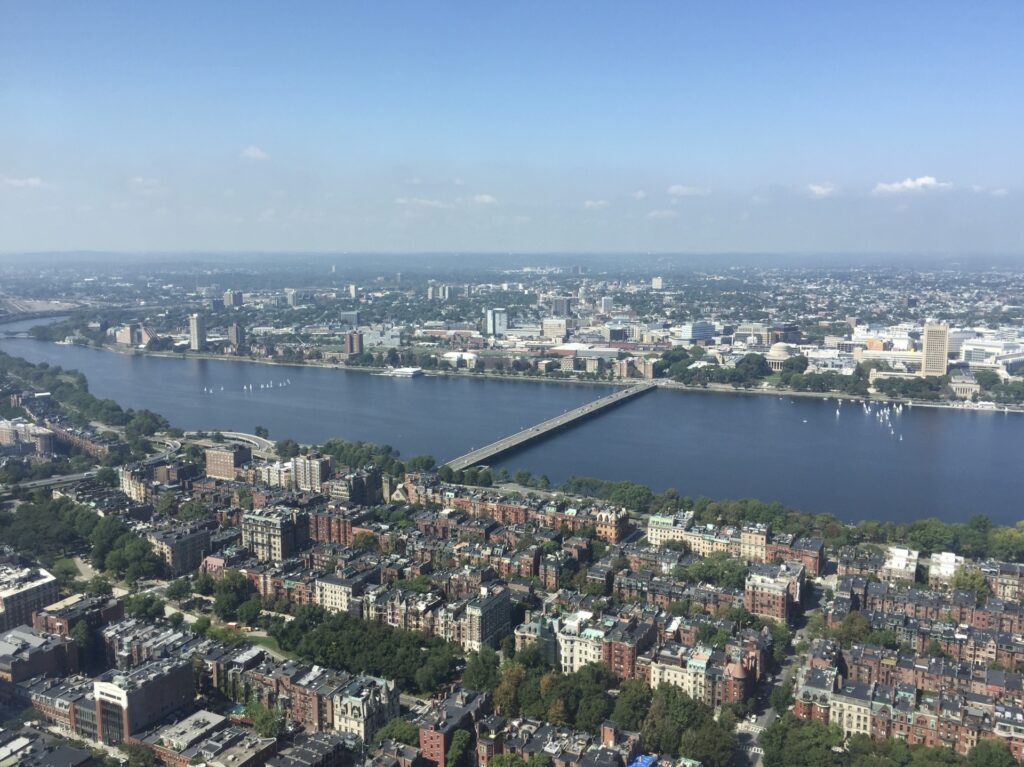 赤レンガ造りの歴史ある建築が立ち並ぶ、ボストンの街並み