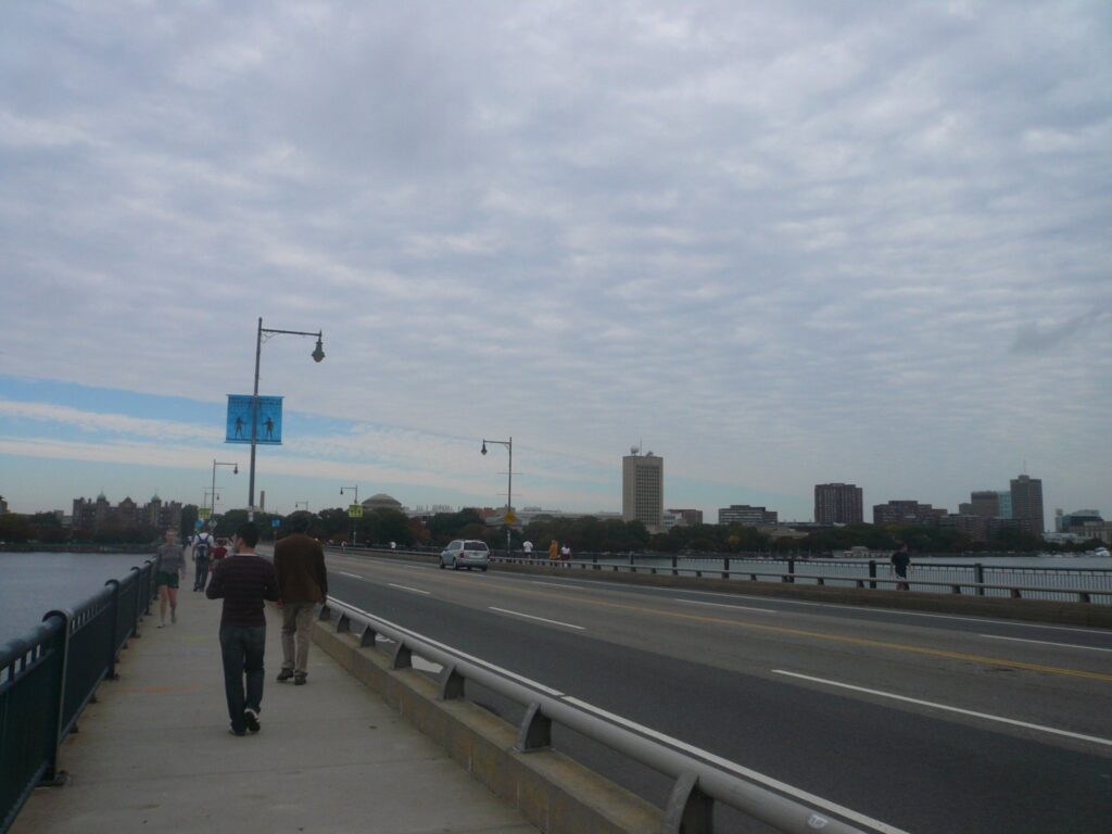 赤レンガ造りの歴史ある建築が立ち並ぶ、ボストンの街並み