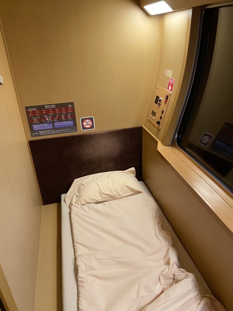 サンライズ瀬戸のB寝台個室（シングル）内部