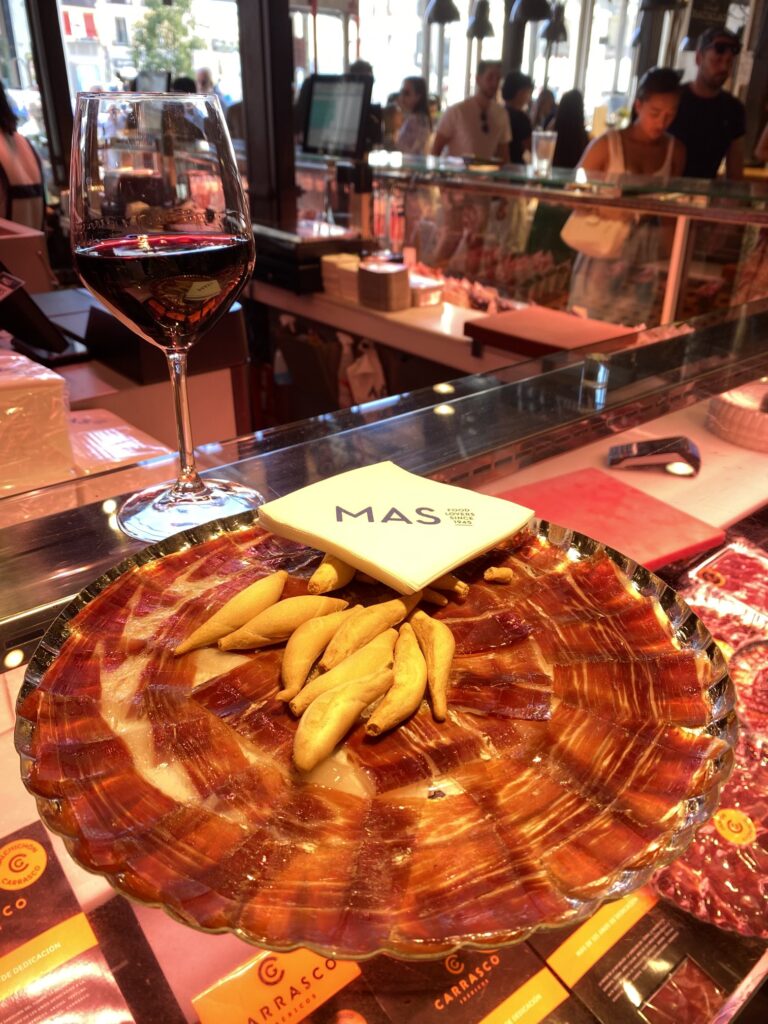 サン・ミゲル市場「MAS Gourmets / Carrasco Ibéricos」のイベリコ豚の生ハム