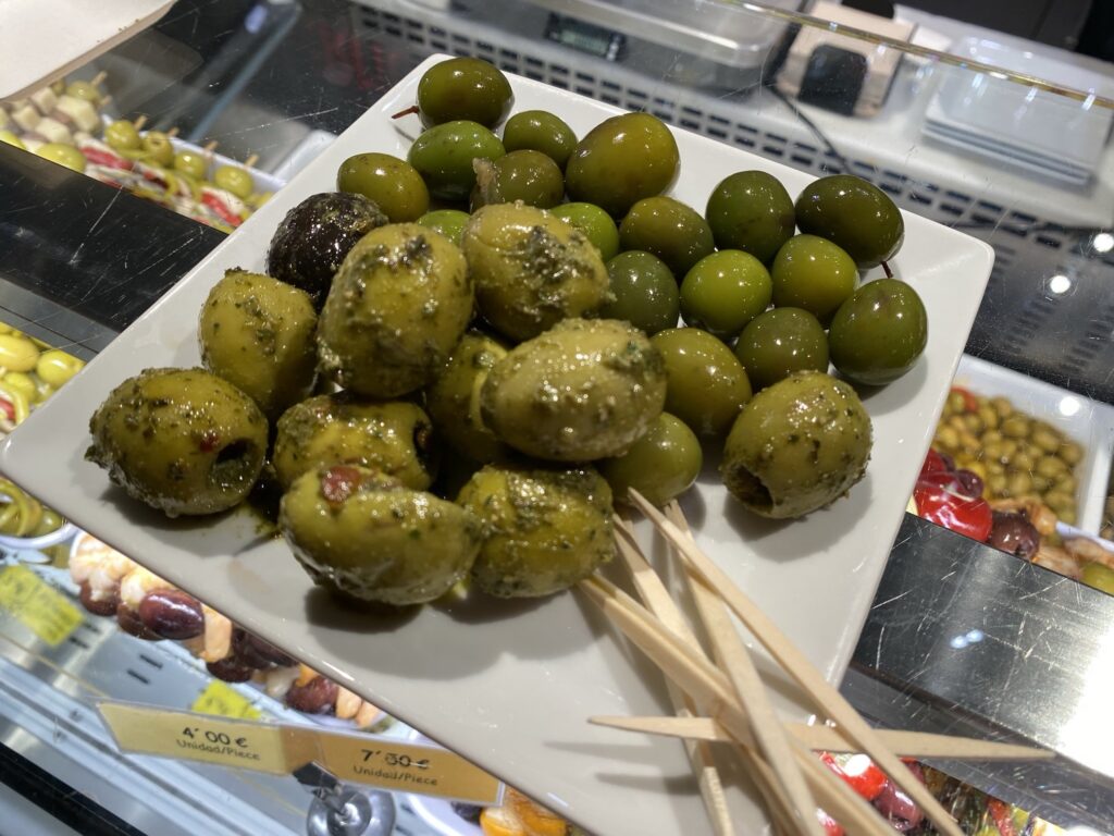 サン・ミゲル市場「La Hora Del Vermut」で試食したカンポ・レアルのオリーブ
