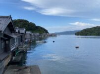 伊根湾沿いに立ち並ぶ京都・伊根の舟屋群