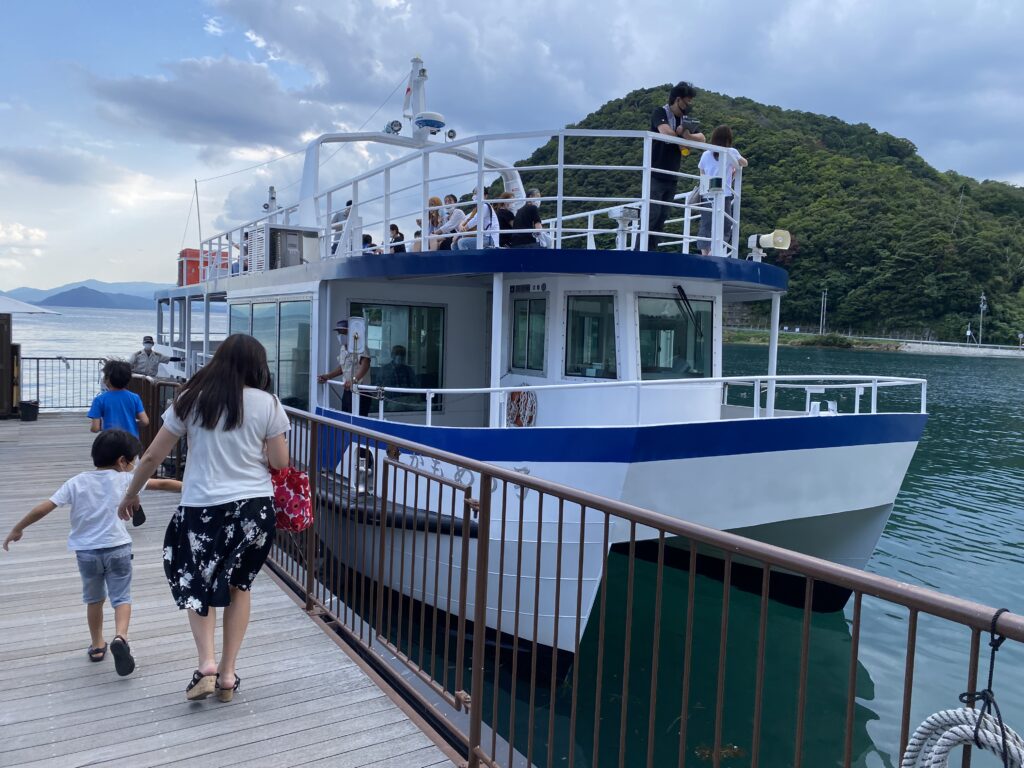 伊根湾めぐり遊覧船から眺める伊根の舟屋群