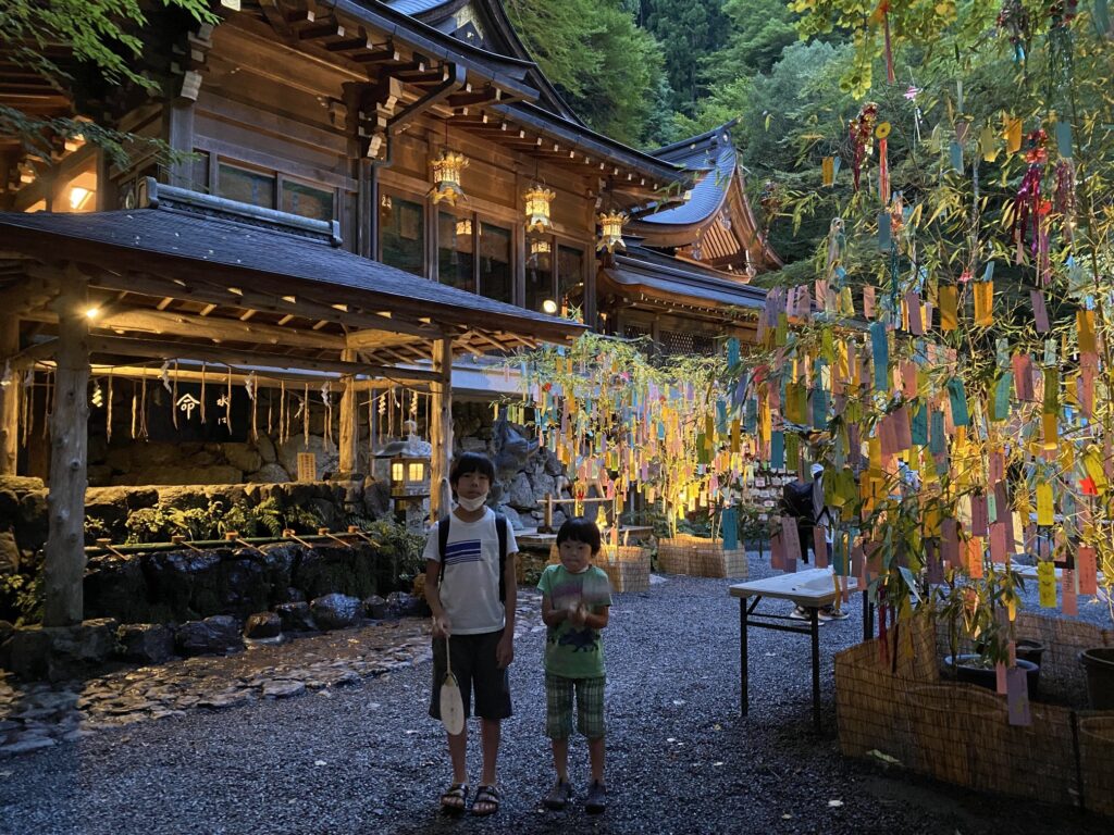 「七夕笹飾りライトアップ」期間中の貴船神社