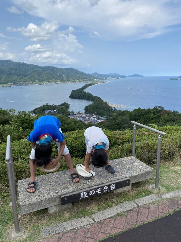 天橋立の飛龍観を楽しむ股のぞき