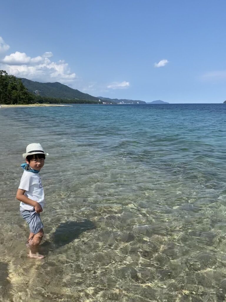 天橋立の砂嘴・宮津湾側の透明な海