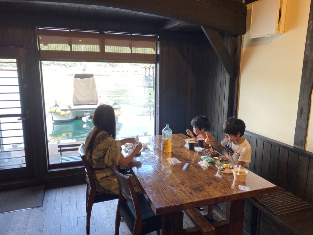 舟屋の宿 蔵で伊根湾を眺める朝食