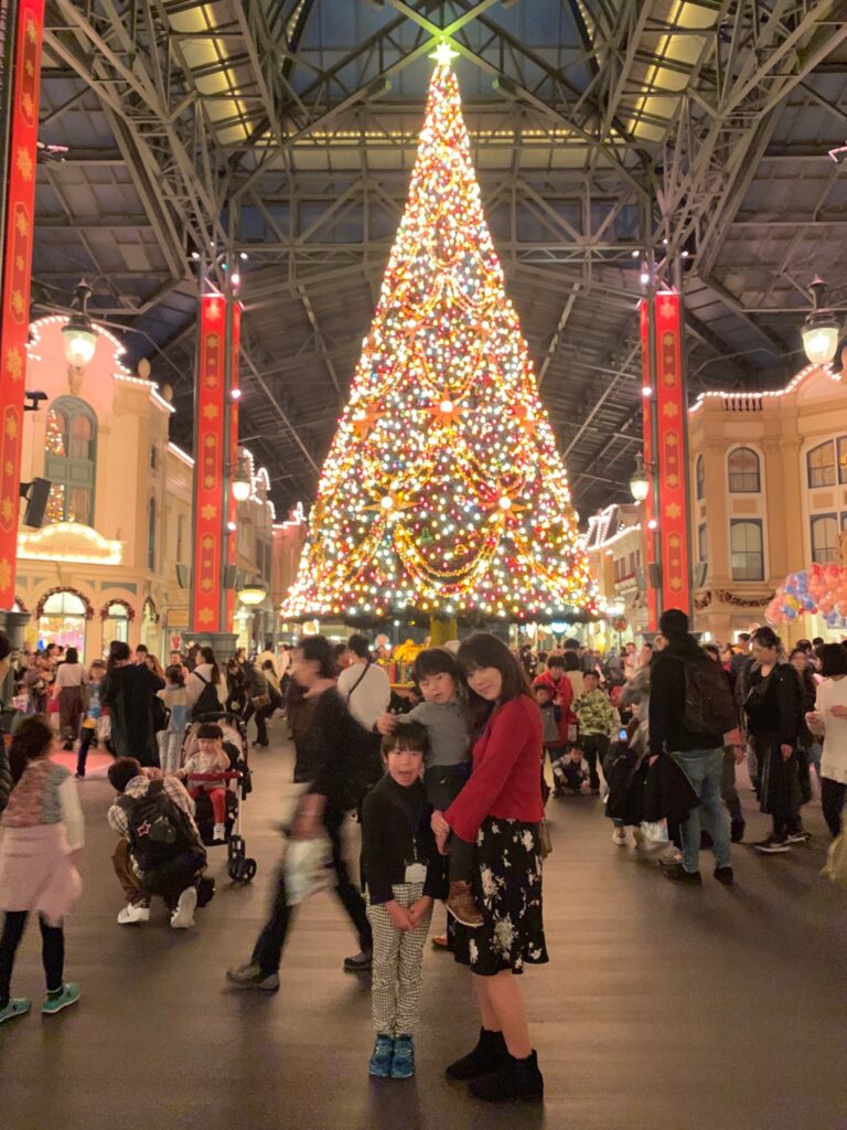 東京ディズニーランド・ワールドバザールに登場するクリスマスツリー
