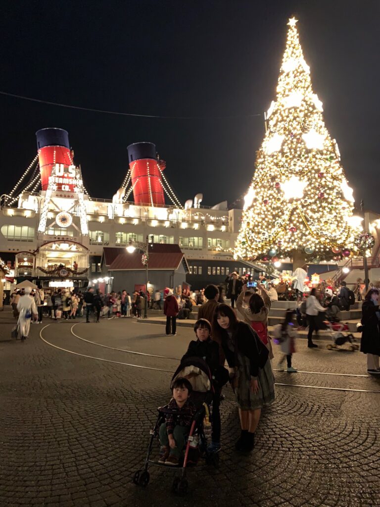 子供たちの誕生祝いで「東京ディズニーシー」：クリスマスムード一色なSSコロンビア号
