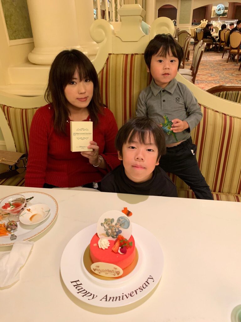 東京ディズニーランド・「シャーウッドガーデン・レストラン」で子供たちの誕生会