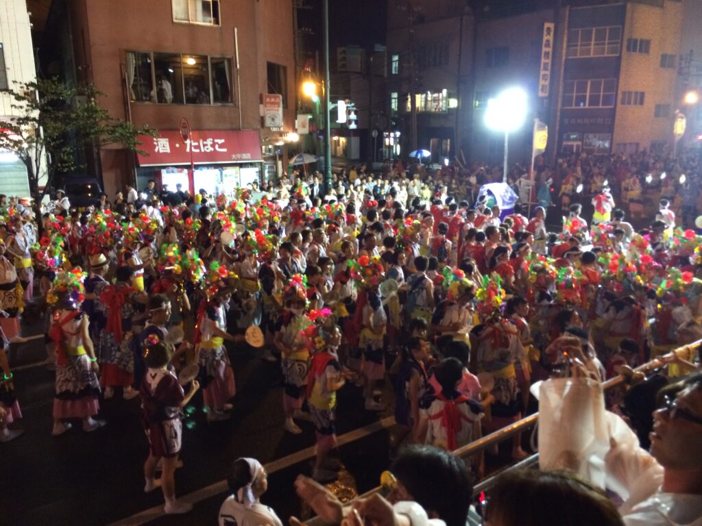 雨の青森ねぶた祭でも町中を練り歩く跳人たち