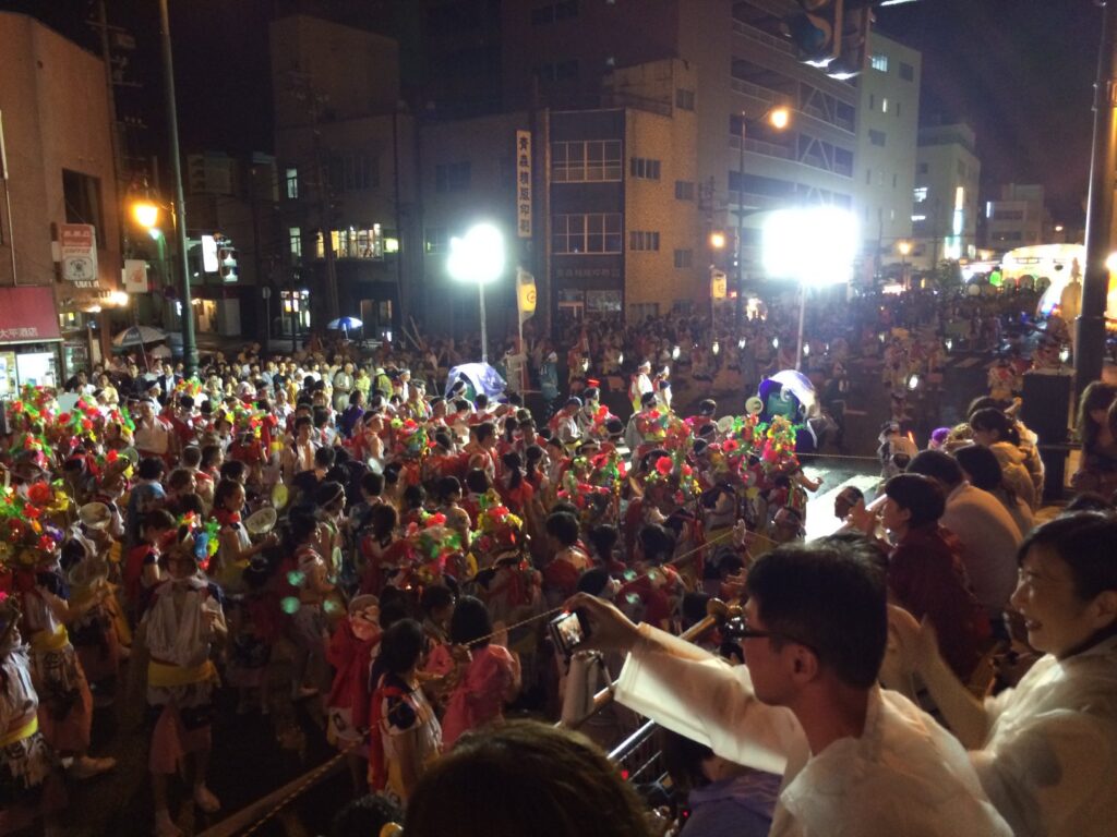 雨の青森ねぶた祭でも町中を練り歩く跳人たち