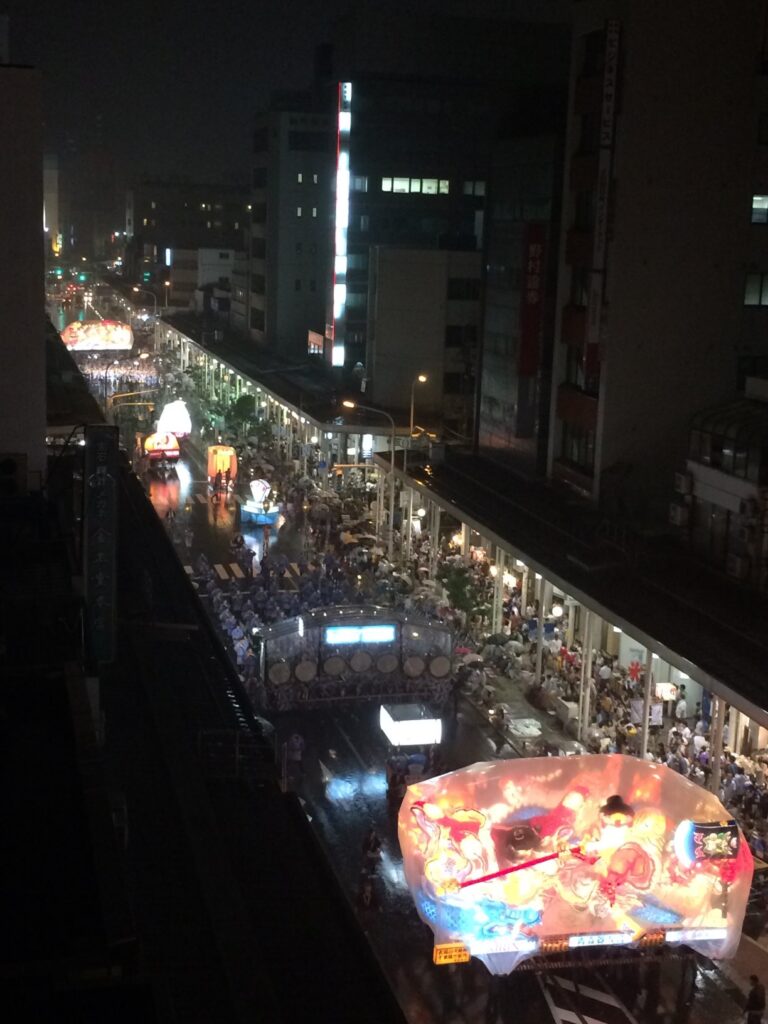 雨の青森ねぶた祭でも町中を練り歩く跳人たち