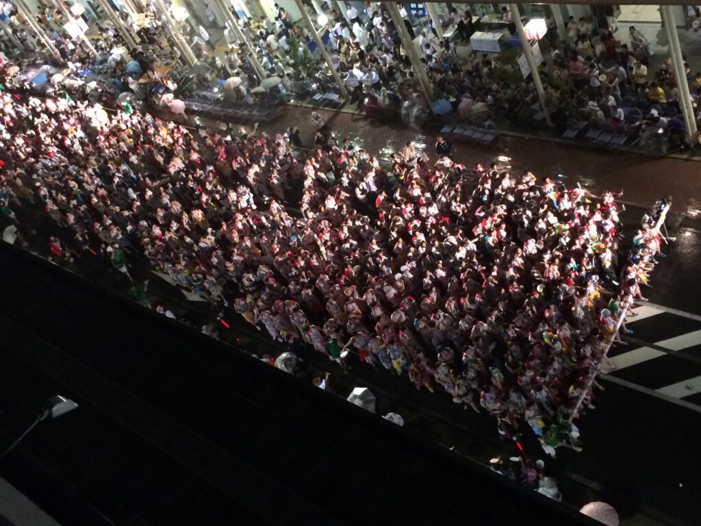 雨の青森ねぶた祭でも町中を練り歩く跳人たち