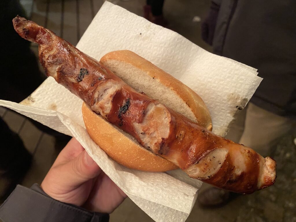 市庁舎前のクリスマスマーケットでいただく、絶品ソーセージ「チューリンガー（Thüringer）」