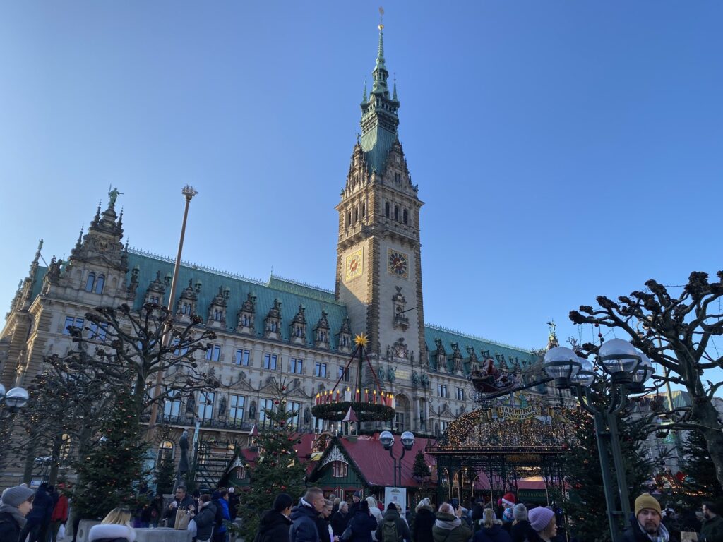 ハンブルク市庁舎前のクリスマスマーケット