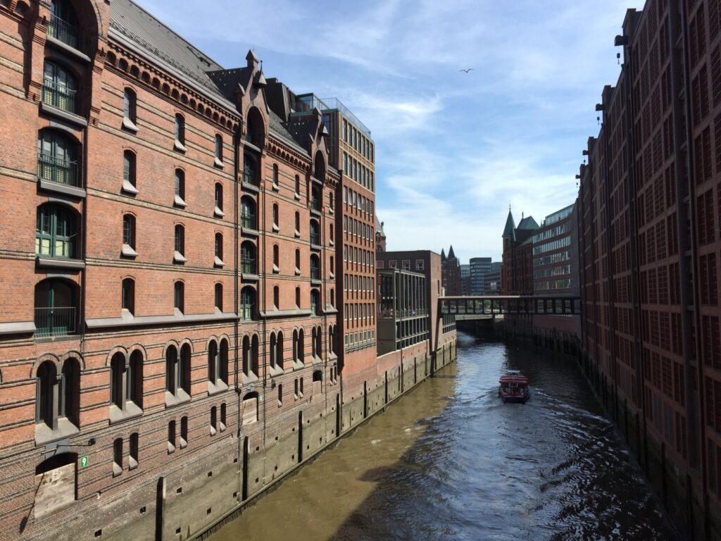 ハンブルクのおすすめ観光スポット：ザンクトパウリ桟橋とハーバーボートツアー