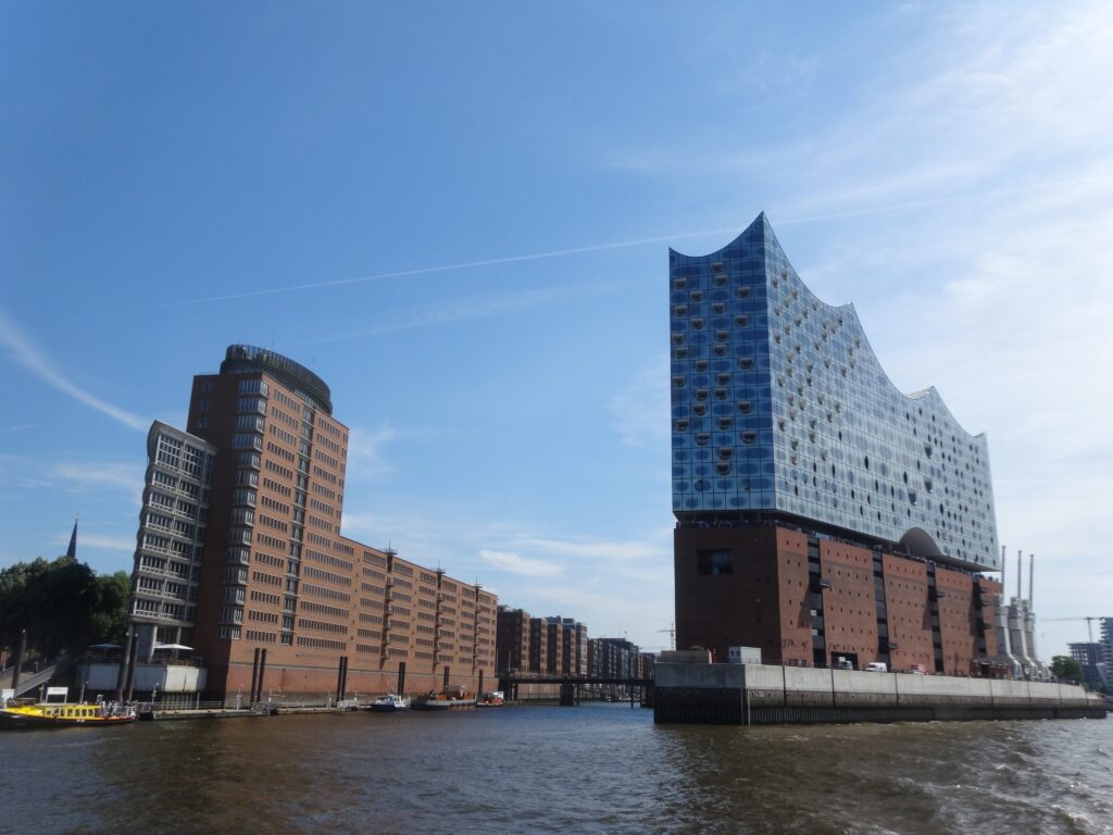 ハンブルクのおすすめ観光スポット：ザンクトパウリ桟橋とハーバーボートツアー