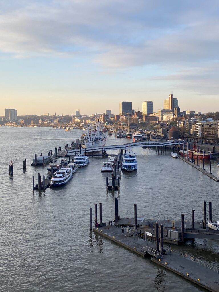 ハンブルクのおすすめ観光スポット：「エルプフィルハーモニー」の展望エリアからエルベ川の夕暮れ