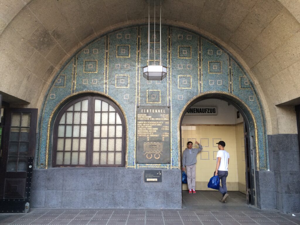 ハンブルクのおすすめ観光スポット：旧エルベ・トンネル
