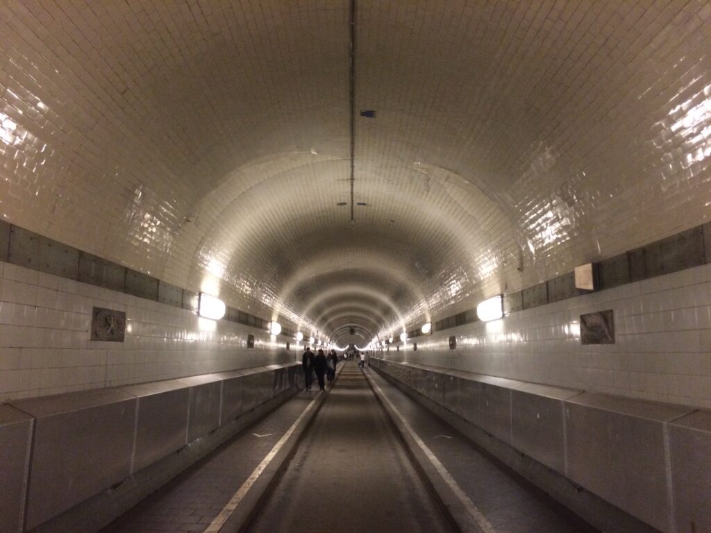 ハンブルクのおすすめ観光スポット：旧エルベ・トンネル