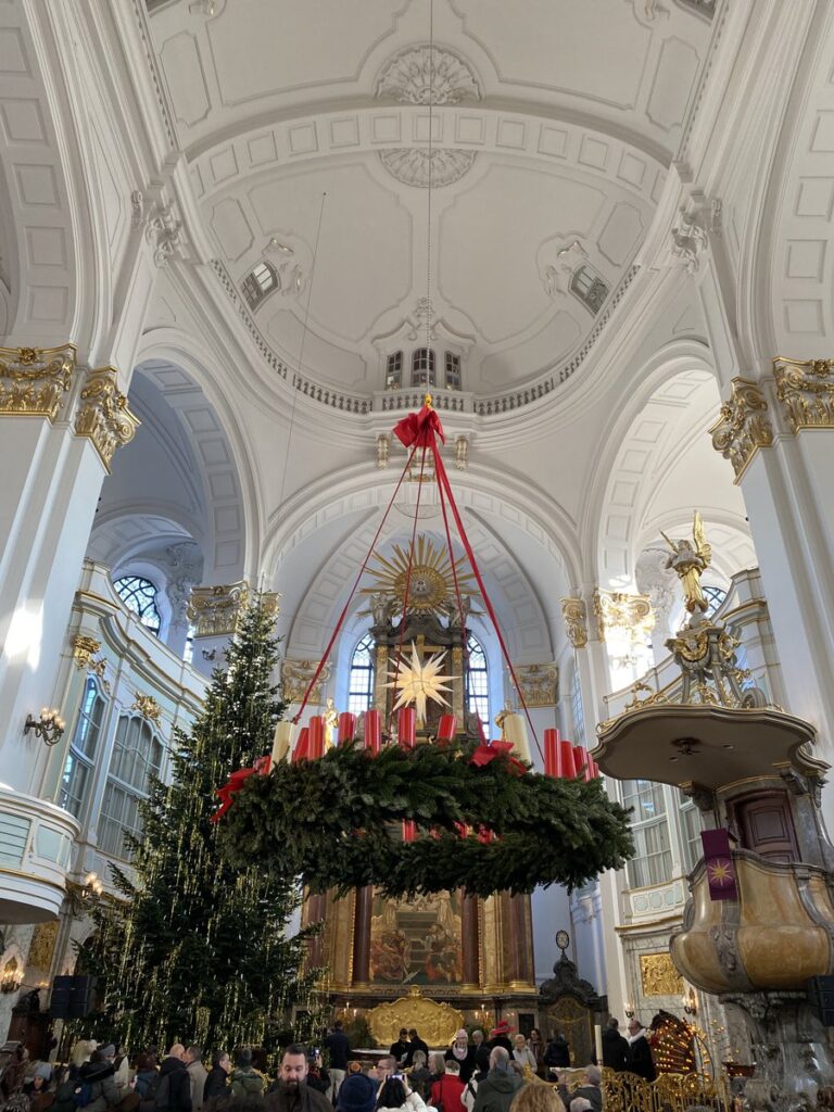 クリスマス時期のハンブルク・聖ミヒャエル教会