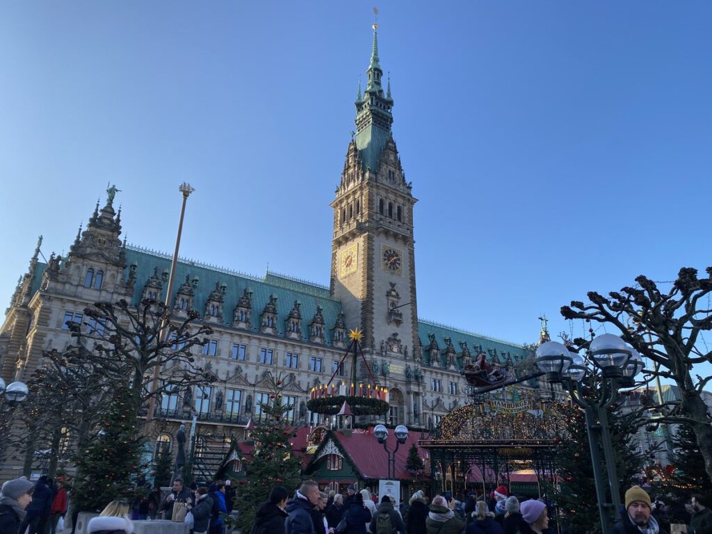 ハンブルク市庁舎前のクリスマスマーケット